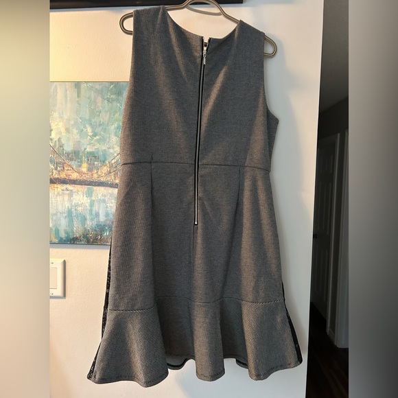 Cute dress with lace accents - Picture 3 of 4